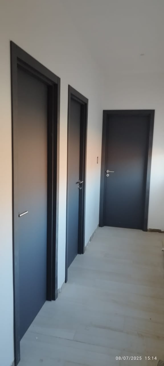 Puertas interiores de aluminio negro instaladas en pasillo — Santa Clara al Sur, San Vicente, Zona Sur